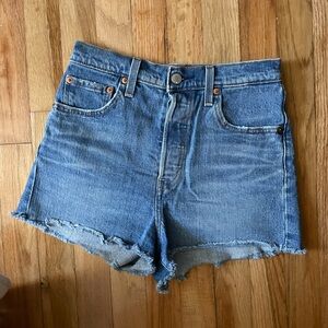 Rib cage Levi’s shorts high rise